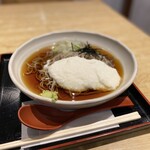 Echigo Soba - 冷やしとろろそば(税込550円)。
                        お蕎麦の上で、この冬初の冠雪です(*￣m￣)ﾌﾟｯ