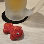 ファミリー居酒屋 きんぎょ - 生ビールマルエフ¥450(以下税別)と可愛い金魚ちゃんの箸置き