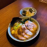 町田商店 - 料理写真:味噌ラーメン850円チャーシュー４枚250円ライス100円です。ライスには青かっぱ、胡麻、黒胡椒、おろしニンニクを乗っけてます。黒胡椒要らなかったな。