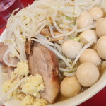 ラーメン二郎 - ラーメン少なめ＋ニンニク少し＋うずらＷ