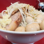 ラーメン二郎 - ラーメン少なめ＋ニンニク少し＋うずらＷ