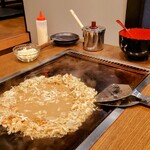 Okonomiyaki Tsunagu - キムチーズもんじゃ　900円／自分で焼いても、焼いてもらってもOK！