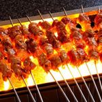 故郷羊肉串店 - 料理写真:テーブルで焼く、串焼料理はクミンと唐辛子、ニンニクペーストなどのスパイスハーモニーがたまりません！