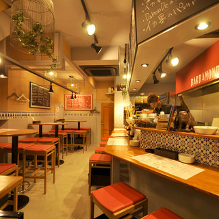 現地さながらのお洒落店内◎一人飲み、女子会、宴会に対応します