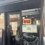 麺屋なごみ - 前の韓国料理屋の看板が映りこむ