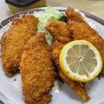 かねまつ食堂 - 揚げたてのフライ