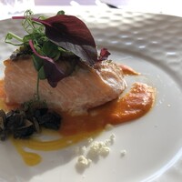 アーティスト カフェ - 肉厚サーモンのソースはオレンジとトマト