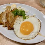 餃子食堂 マルケン - 目玉焼きチャーシュー