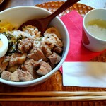 台湾豆乳大王 - ルーロー飯とジーロー飯のハーフ&ハーフ（1口食べたあと）
