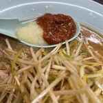 ラーメンショップ - 卓上にんにく.ラージャン投入♪