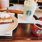 スターバックス・コーヒー - メルティホワイトピスタチオフラペチーノとナッツ＆キャラメルチーズケーキ