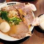 豚骨中華そば がんたれ - 特製豚骨中華+ライス(小)