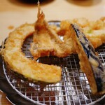 Tempura Meshi Kaneko Han Nosuke - 茄子、南瓜、白身魚、烏賊のかき揚げ