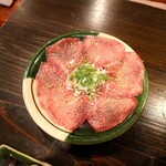 焼肉大門 - ●上タン（塩）　1,530円　
            塩タンは値段もガッツリと値上がりしてることも
            さることながら
            かなり薄くて持つとペラっとしてるのがよく判る