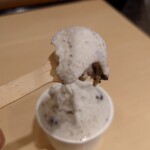 麻布茶房 北海道アイスクリーム - クッキー＆クリームを掬って…