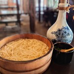 ざいごうどん 本家 わら家 - 特大うどん（2人前）1,200円　巨大徳利にはお出汁が入っています！