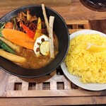 札幌スープカレー絲 - 野菜たっぷり15品目の彩り野菜と根菜（1500円）