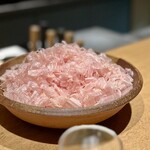 日本料理FUJI - 以前は、目の前でスリスリと鰹節を引いて香りを立てて、さらには一番出汁をお味見させてくれていましたが、お出汁を引いたら瞬間瞬間の香りをお椀に残したいとの思いから、お味見タイムはなくなりました(^^)