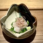 日本料理FUJI - ■平鯵・春菊・蕪
      個人的には真鯵の脂乗りやふくよかな味わいが好きですが、平鯵はやや控え目な美味しさ。