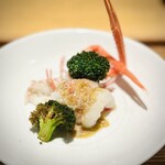 日本料理FUJI - ■赤座海老
            炭火で少し炙っているので、甘さと旨みが増し増しです！
            素揚げしたブロッコリーも、味が濃くて、海藻のような旨味が出て、いつも大好き。