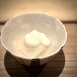 Nihon Ryouri Fuji - ■大根・カリフラワー
                大根自体の香りが華やか！
                ミルクやクリームをまったく使わずに仕上げたカリフラワーも見事ですが、大根の滑らかさにも驚愕です。
                まったく繊維が当たらないのです。