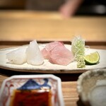 日本料理FUJI - ■お造り（泥障烏賊・茶色丸ハタ）
      細かい包丁で甘さを引き出した泥障烏賊と、寝かせてもいないのにねっとり食感のハタ。
      旨味の饗宴。