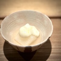 日本料理FUJI - ■大根・カリフラワー
                    大根自体の香りが華やか！
                    ミルクやクリームをまったく使わずに仕上げたカリフラワーも見事ですが、大根の滑らかさにも驚愕です。
                    まったく繊維が当たらないのです。