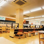 はなまるうどん - 開放感ある店内