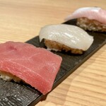 Sushi Sake Sakana Sugitama - 王道寿司【欲張り三貫：弍】　シェア。いかは、連れの言う通りめちゃくちゃ美味しかった