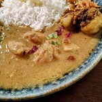 curry bar nidomi - 混盛バスマティライスのジュリアルーバジャ(揚げ芋)カレーとチキンレザラ(クリーミーなカレー)