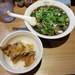 Rock’anDo - シン(辛)ニラブラック＋カレー焼肉丼