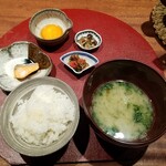 ろばた - 土鍋ご飯と伊勢海老の味噌汁 焼鮭と伊勢海老オイのナベタケ、高菜明太、漬け卵黄を添えて
            