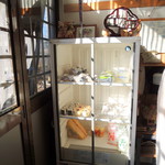 平田とうふ店 - お店左の冷ケース