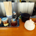 隆砲ラーメン - テーブルセット