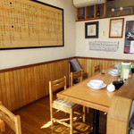 隆砲ラーメン - 店内左側のテーブル席です