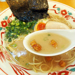 隆砲ラーメン - 大砲の昔ラーメンと同じようなカリカリ背脂揚げが入ってます。