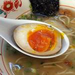 隆砲ラーメン - トロトロ半熟煮玉子は標準装備です