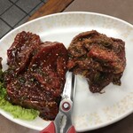 Yakiniku Sam Pachi - 左　厚切りロースヒレ肉　右　ハラミ