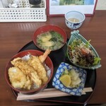 天ぷら・一品 天せい - サラダ、味噌汁、漬物つき。ご飯は200gくらい。