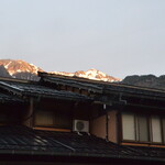 谷旅館 - 本館と朝日を浴びた穂高岳