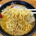Dainingu Ken - 辛味噌ねぎラーメン(太麺) の麺