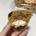 味のくらや - ふわふわの黒糖蒸しパンの中にクリームチーズがゴロッと入ってずっしり重い。