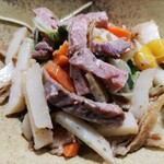 アールエフワン - 料理写真:ローストビーフと揚げごぼうのサラダ