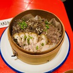 新大久保韓国横丁 マポ豚足 - ３種盛り 蒸籠で蒸して提供 ほかほか(●´꒳ `●)＊*