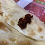 インド・ネパール料理 ディップキッチン - ナンの上に辛味調味料