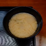 玉屋 - 対流が起きている熱々のお味噌汁。