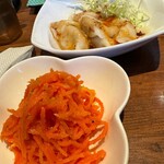 担々麺 錦城 - キャロットサラダと水餃子  推しの推し!!