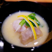 祇園 にし - 白味噌のお椀。松葉蟹のしんじょうに海老芋。