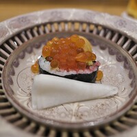 祇園 にし - 本マグロのトロをたっぷりの巻き寿司、うにといくらも。