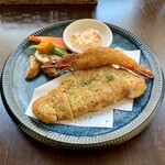 バルバルキッチンアメリ - 有頭海老フライ＆国産豚ロースの香草パン粉焼き(¥1,380)
      この店の海老フライは一度は食べてみる価値がある。
      さほど大きくはないが頭から尻尾まで全部食べられる。
      衣の香ばしさと身の甘さは絶品の美味！